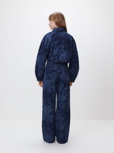 Jeansy wide leg w kwiaty - granatowy