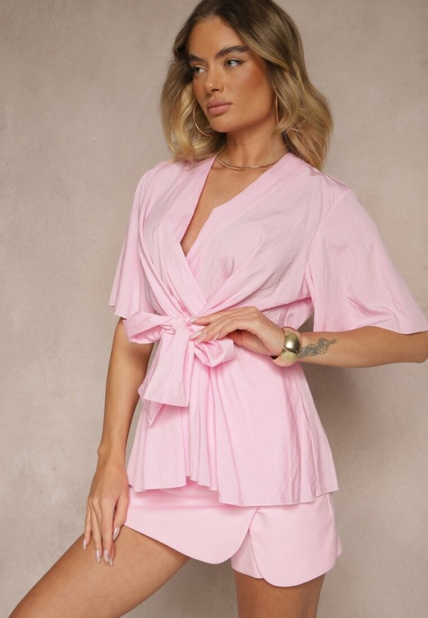 Jasnoróżowa Bluzka z Wiskozą Kopertowym Dekoltem i Ozdobnym Supełkiem Lioriva