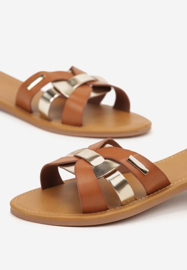 Brązowe Klapki Ozdobione Metalicznym Paskiem Aravolia