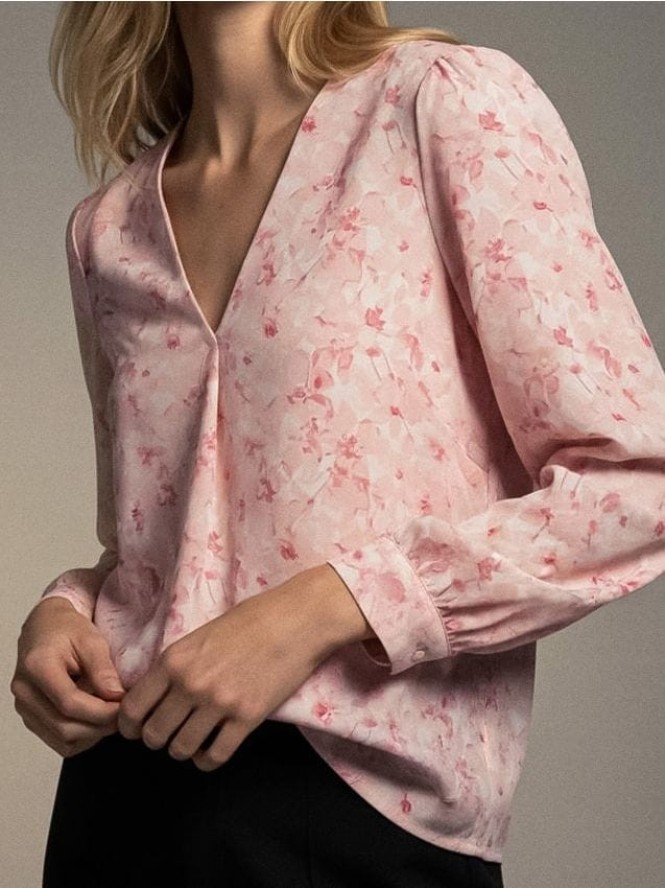 Bluzka koszulowa z dekoltem V w kwiaty z wiskozy - różowy