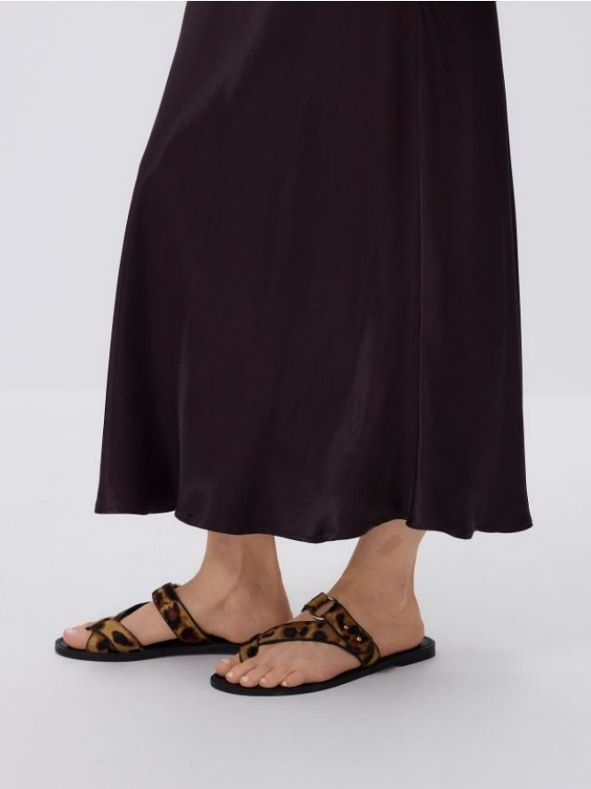 Skórzane klapki ze zwierzęcym wzorem - wielobarwny