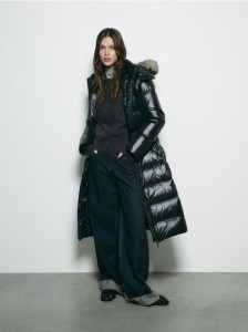 Puchowa kurtka z kapturem - czarny