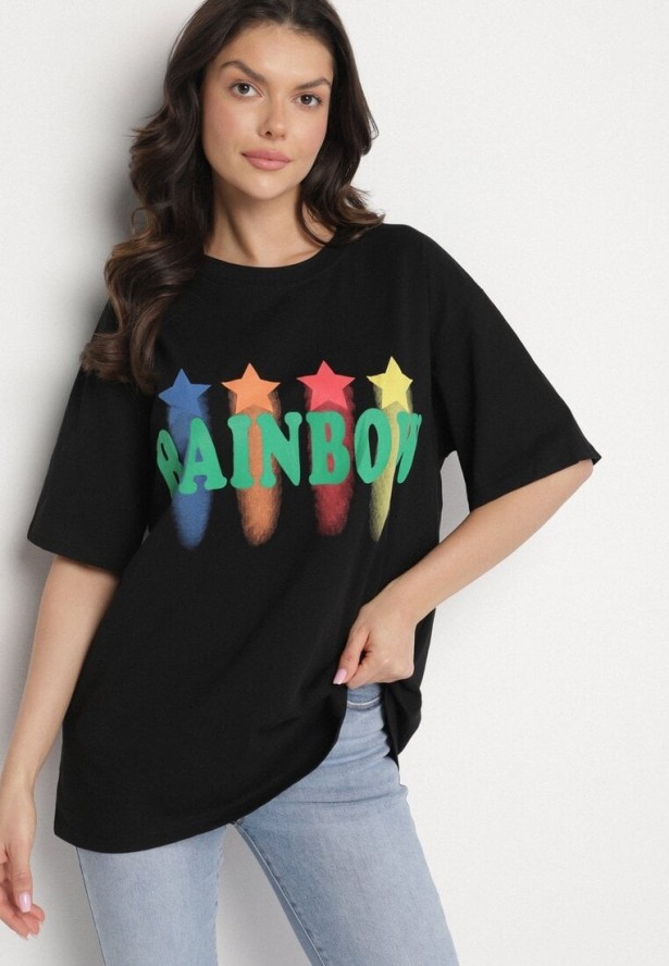 Czarny T-shirt Oversize z Kolorowym Napisem i Gwiazdkami Iloviela