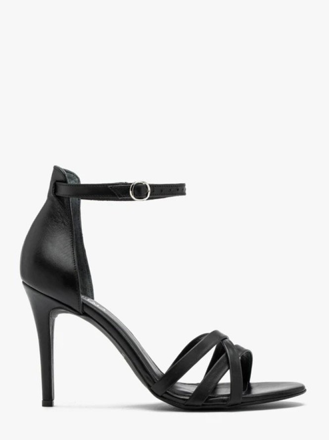 Czarne sandały z ozdobnymi paseczkami