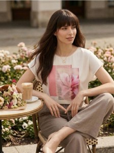 Bawełniana koszulka z nadrukiem - kremowy