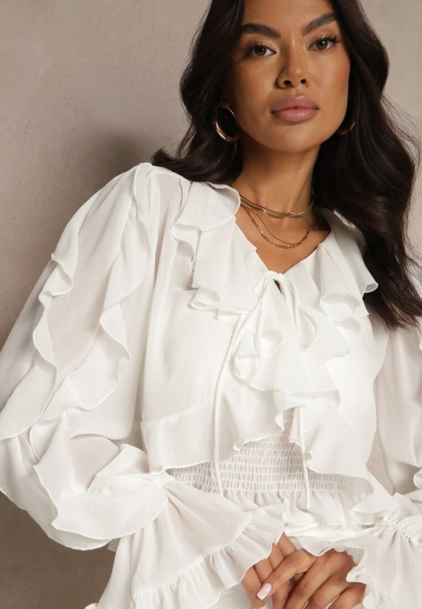 Biała Wiązana Bluzka Zdobiona Falbanami z Dodatkowym Topem na Ramiączkach Miradiara