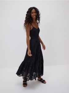 Sukienka midi z ażurowym haftem - czarny