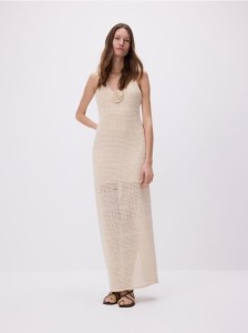 Dzianinowa sukienka z różą - beżowy