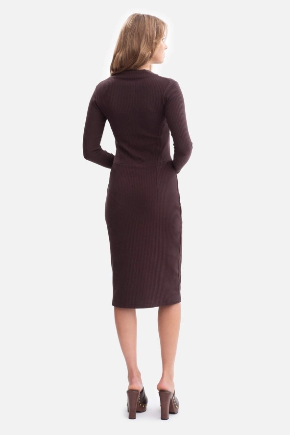 Bawełniana sukienka dzianinowa ołówkowa z dekoltem V c.brąz