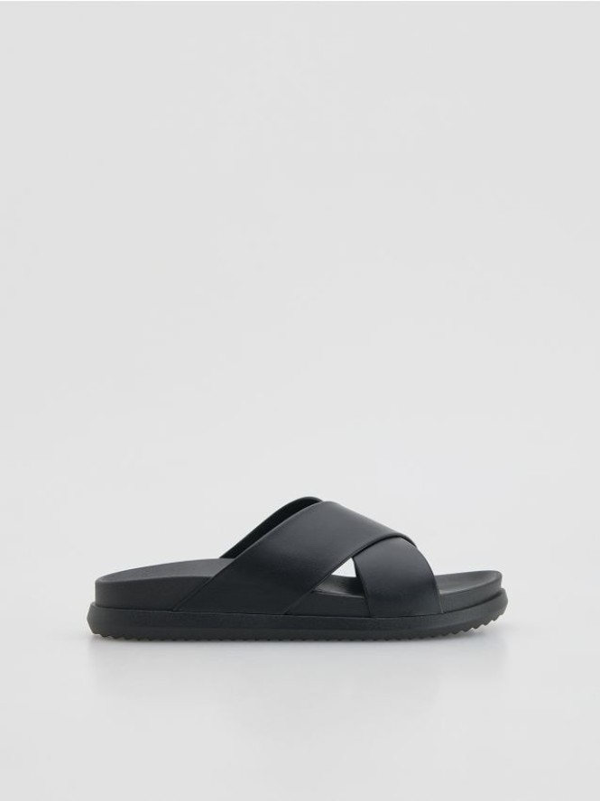 Klapki z imitacji skóry - czarny