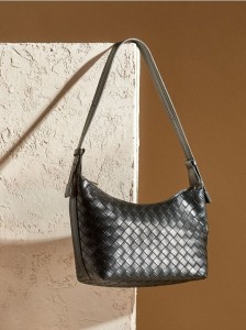 Pleciona torebka na ramię - czarny