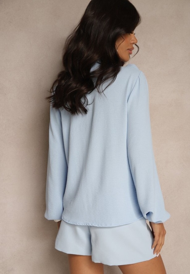 Jasnoniebieska Bluzka z Ozdobnym Kwiatem Tolna