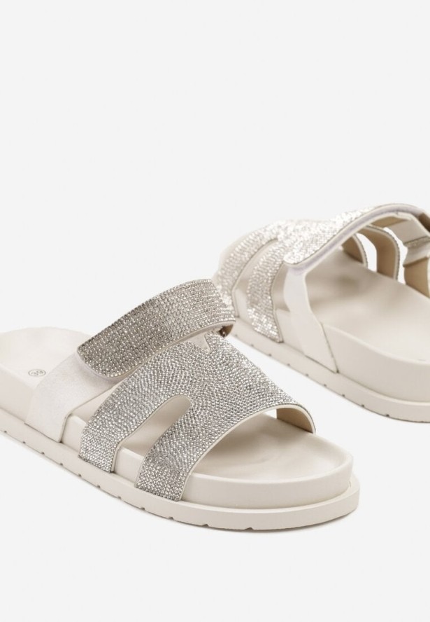 Białe Klapki Ozdobione Wycięciami i Cyrkoniami Sonavelia