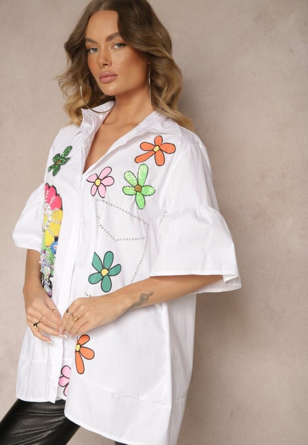 Biała Koszula Długa z Rękawami 3/4 Zapinana na Guziki z Ozdobnymi Naszywkami Vieva