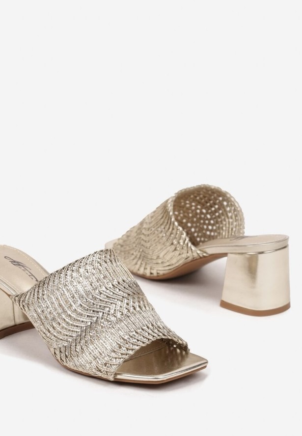 Złote Klapki na Słupku z Plecioną Cholewką Rivevelia