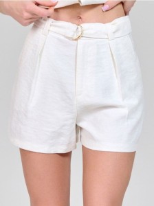 Szorty z zakładkami i paskiem - kremowy