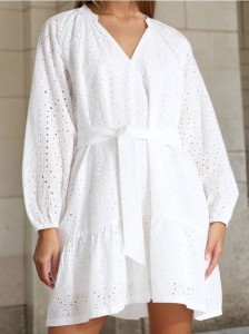 Bawełniana ażurowa sukienka mini z falbaną - biały