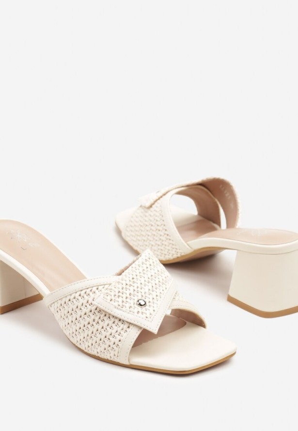 Białe Klapki na Obcasie z Plecioną Asymetryczną Cholewką Varmoi