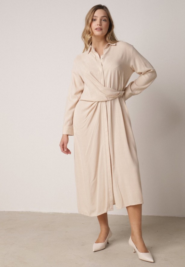 Beżowa Wiskozowa Sukienka Koszulowa z Marszczeniem i Guzikiem w Talii Lennatha