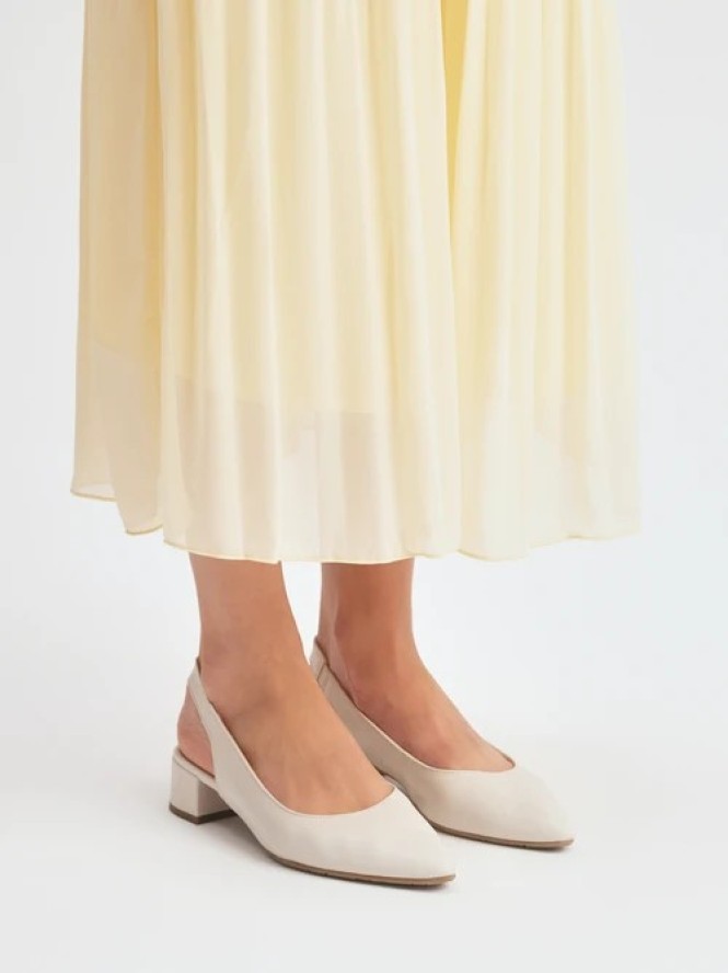 Kremowe czółenka slingback bez pięty