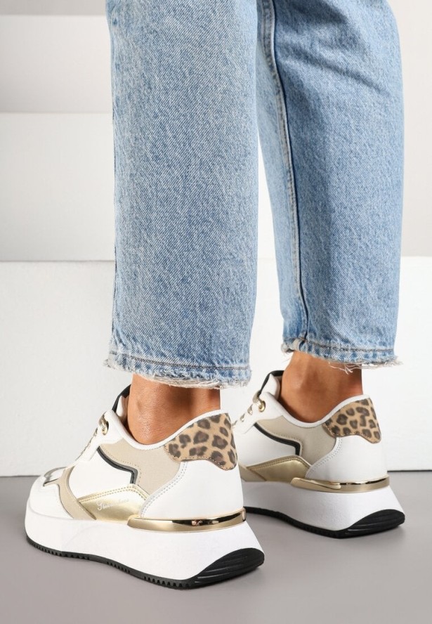 Białe Sneakersy Ozdobione Napisem i Panterką Wakkaria