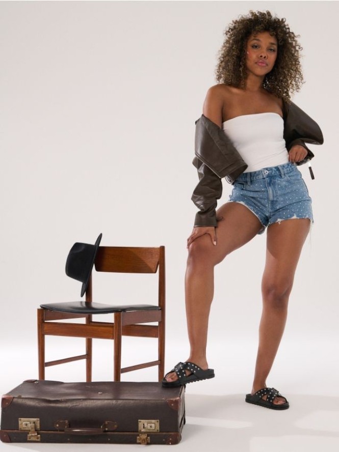 Szorty jeansowe z surowymi nogawkami i cyrkoniami - niebieski