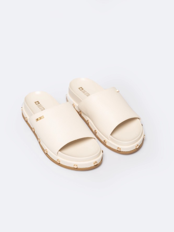 Klapki damskie na podwyższonej podeszwie z ozdobnymi nitami beżowe RR274215 801