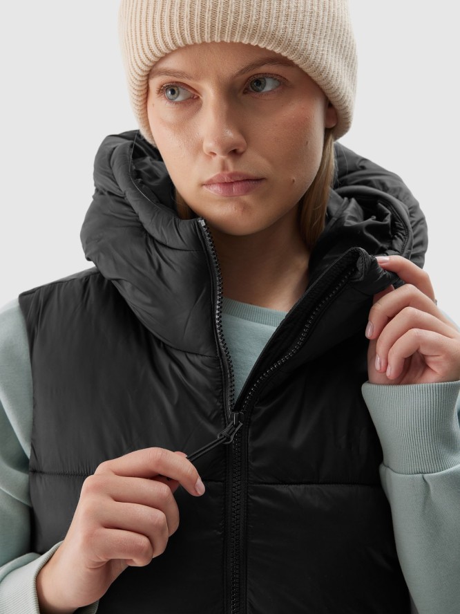 4F Długi bezrękawnik puchowy pikowany z kapturem damski - czarny M