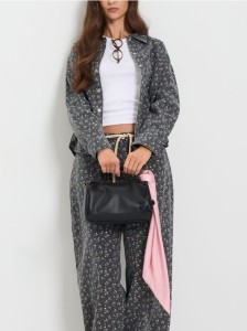 Torebka crossbody z imitacji groszkowej skóry - czarny