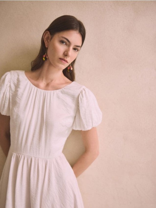 Sukienka mini z ozdobną kokardą - biały