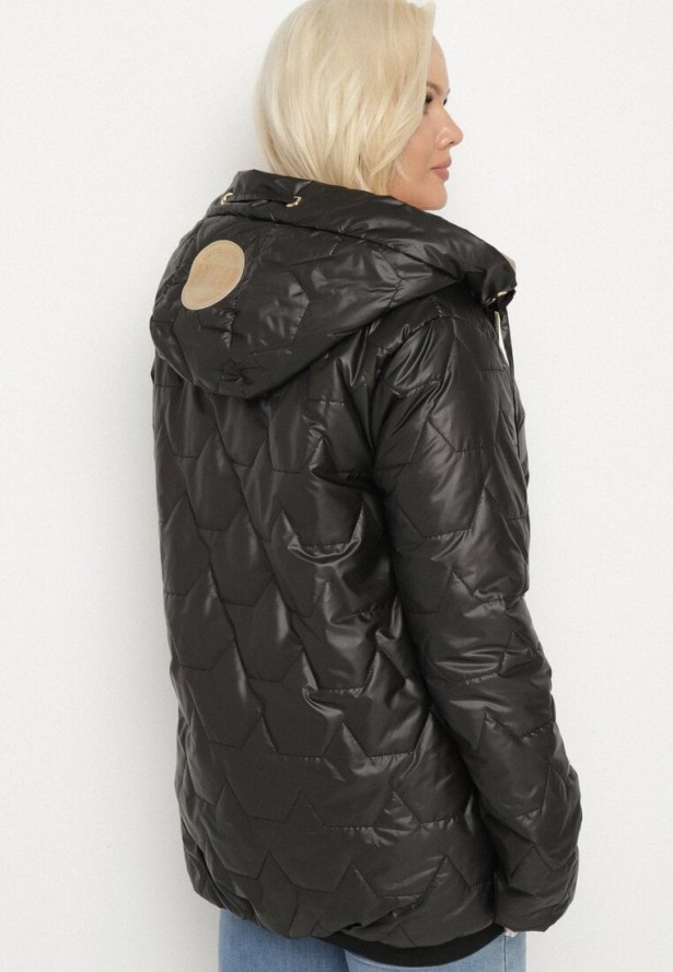 Czarna Kurtka Pikowana o Pudełkowym Kroju z Kapturem Nusolea