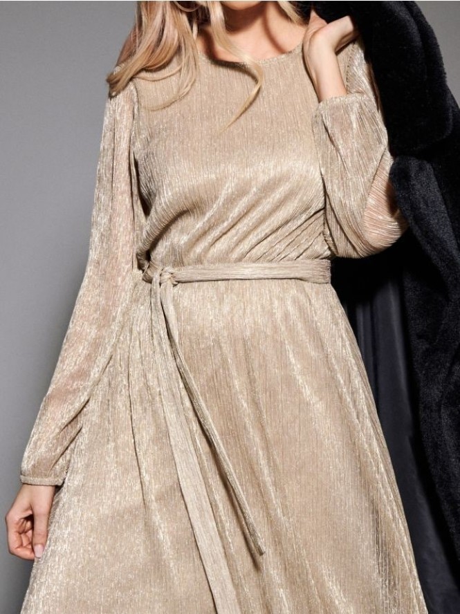 Błyszcząca sukienka midi z paskiem - złoty