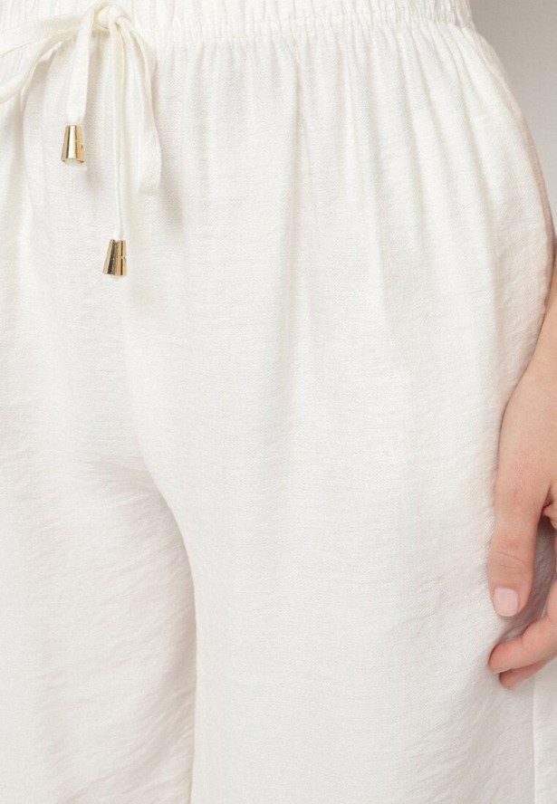 Jasnobeżowe Szorty Ozdobione Sznurkiem Lunareina