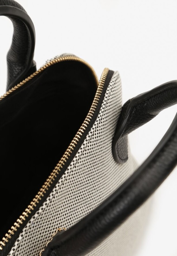 Czarna Torebka na Regulowanym Pasku z Metalicznymi Okuciami i Brelokiem Zalliera