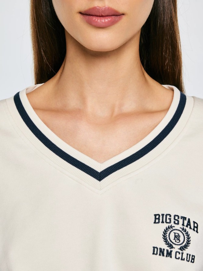 Bluza damska w stylu college z haftem z dekoltem v-neck kremowa Gabriella 103