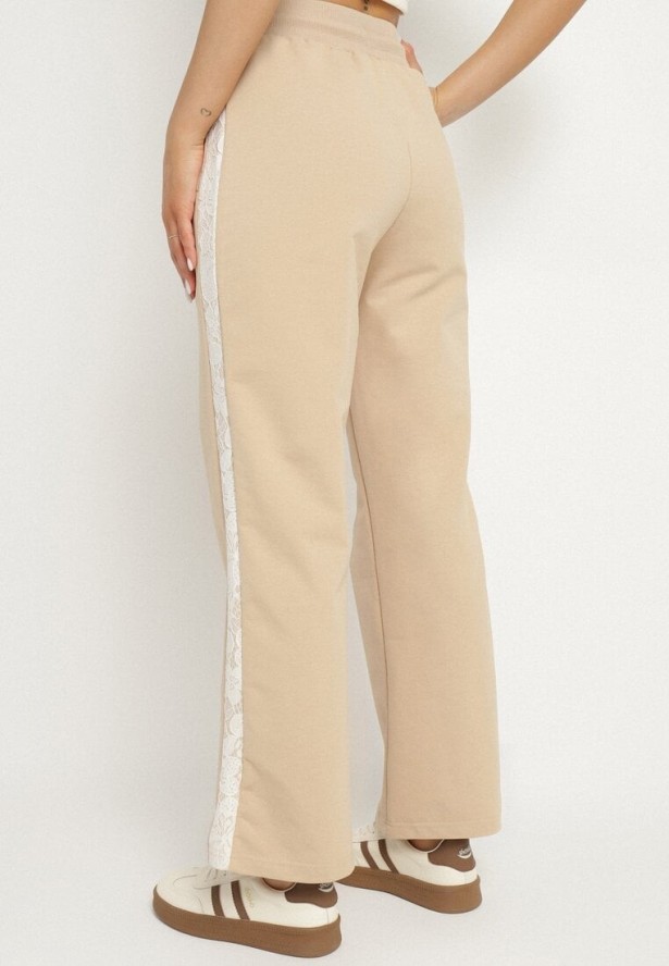 Beżowe Spodnie Dresowe z Bawełną i Wysokim Stanem Ozdobione Koronką Evarose