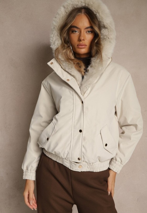 Jasnobeżowa Kurtka o Kroju Bomberki z Kapturem i Futerkiem Rafenea