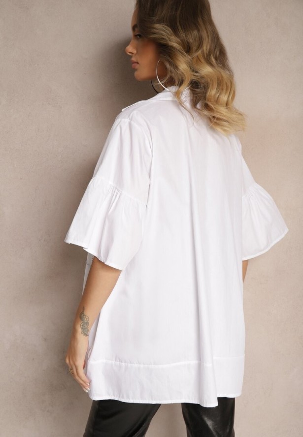 Biała Koszula Długa z Rękawami 3/4 Zapinana na Guziki z Ozdobnymi Naszywkami Vieva