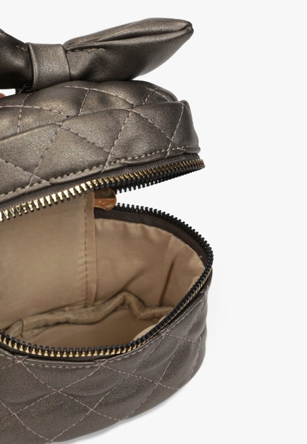 Srebrna Kwadratowa Pikowana Torebka z Ozdobną Kokardą i Suwakami Vianefa