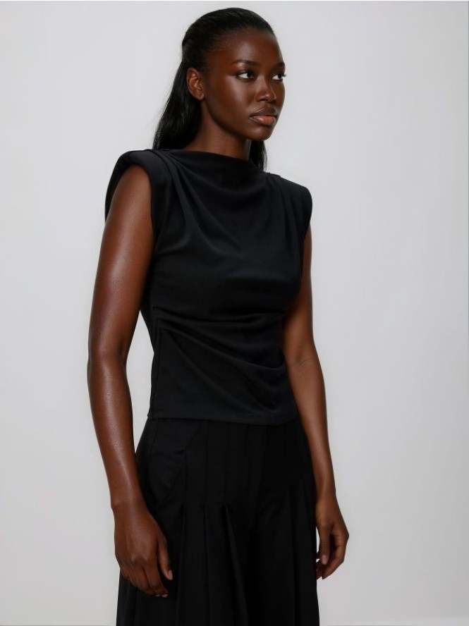 Bluzka z poduszkami na ramionach - czarny