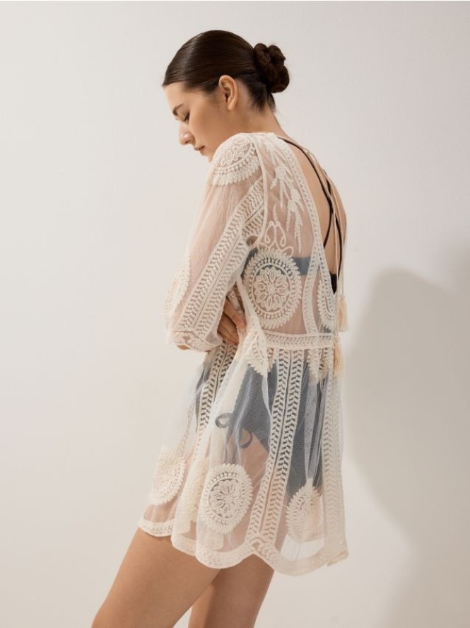 Narzutka plażowa z wiązaniem - kremowy