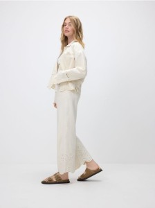 Jeansy wide leg z ażurowym wzorem - kremowy