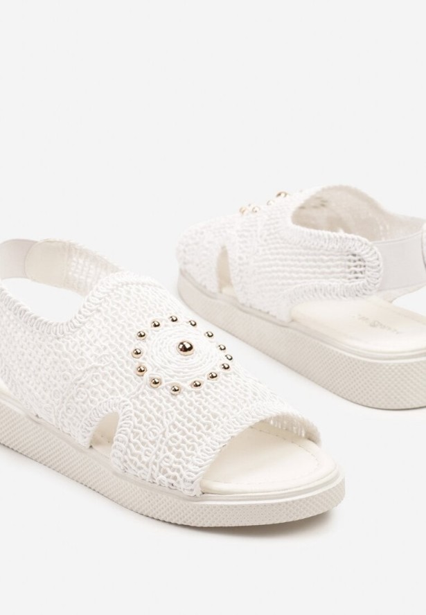 Białe Szydełkowe Sandały z Elastycznym Paskiem i Metaliczną Aplikacją Mailisa