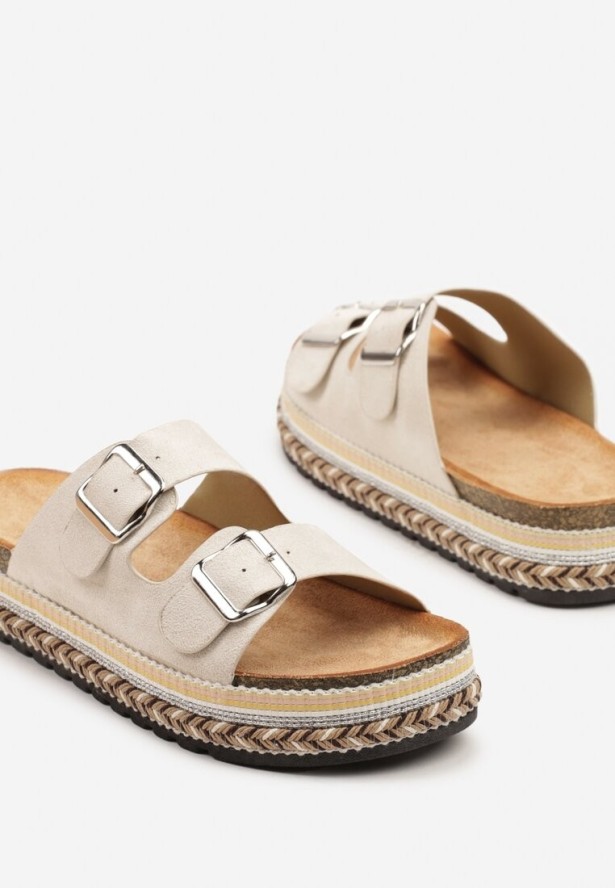 Beżowe Klapki na Niskiej Platformie z Ozdobną Plecionką i Klamrami Tuessa