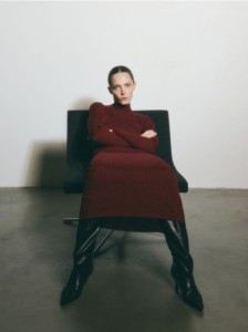 Dzianinowa sukienka z wycięciem - burgundowy