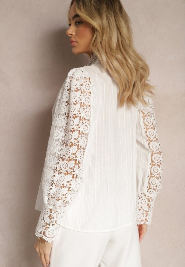 Biała Elegancka Koszula ze Stójką Ozdobiona Koronką i Perełkami Tebenia
