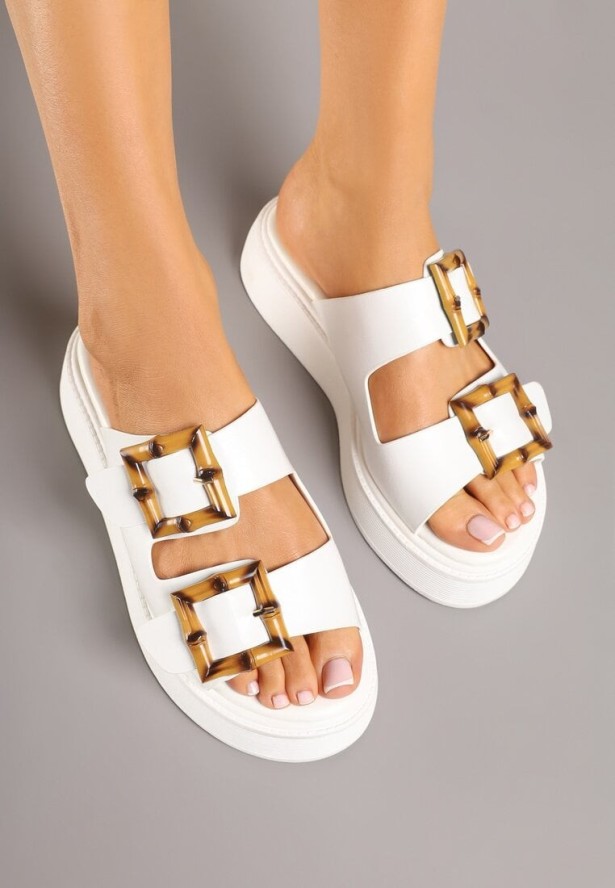 Białe Klapki na Grubej Podeszwie z Paskami z Klamrami Imitującymi Drewno Nilasina