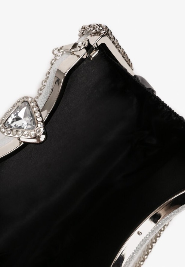 Srebrna Trapezowa Torebka Kopertówka z Połyskującego Materiału z Odpinanym Łańcuszkiem Geriora