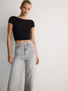 T-shirt z wycięciem na plecach - czarny