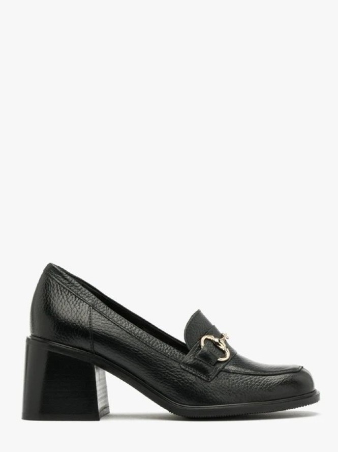 Czarne mokasyny z platynową ozdobą na cholewce
